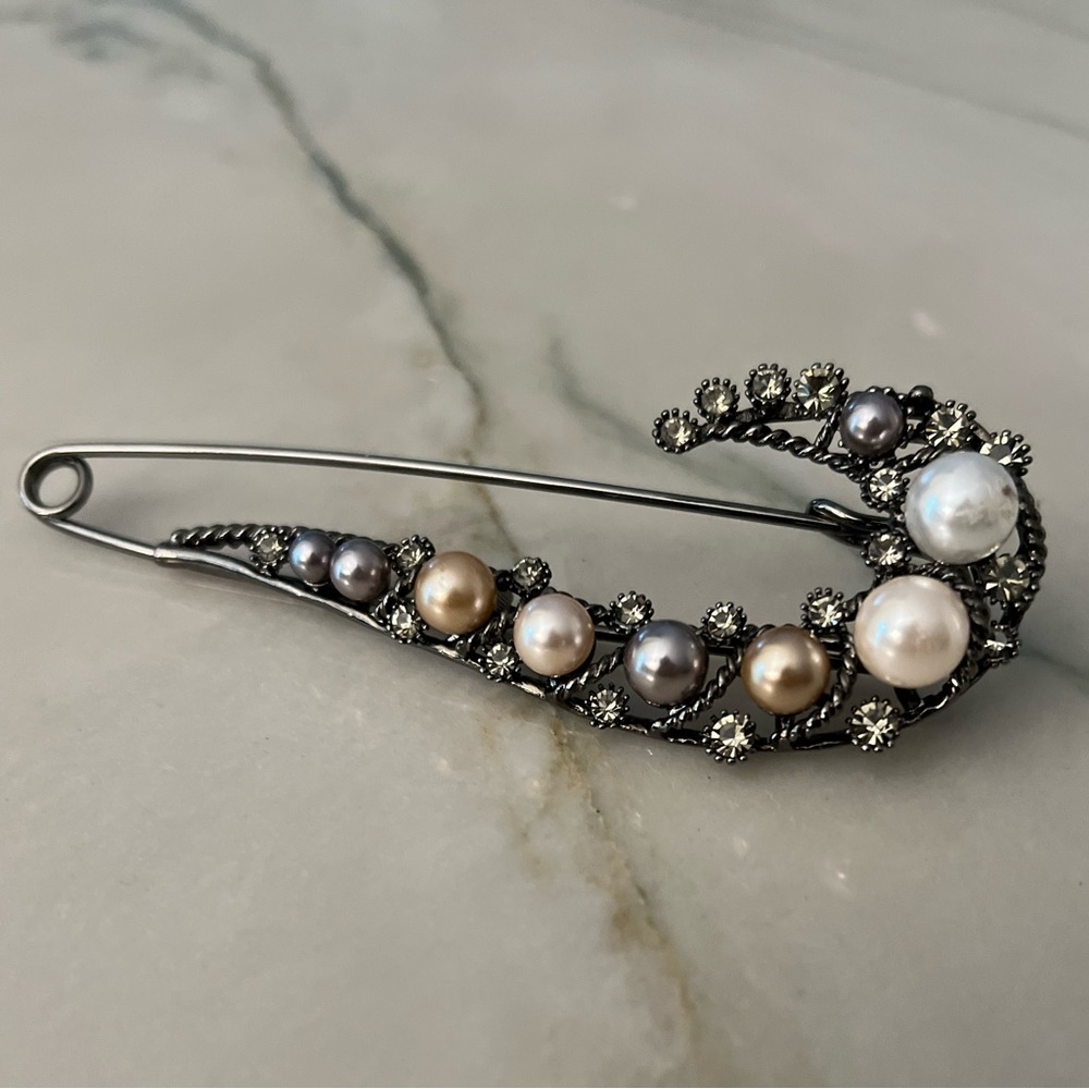 Vintage Brooch pearl rhinestones